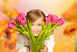 kleines mädchen mit tulpen