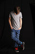 Stehender Teenager