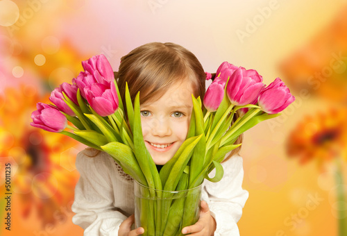 Photo: kleines mädchen mit tulpen kleines mädchen mit tulpen
