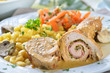 Geflügelroulade mit Schinken u. Lauchzwiebeln in Senfsoße