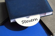 Buch mit einer CD Steuern