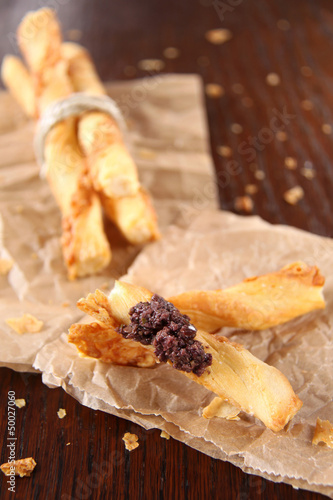 Photo: käsestängli mit tapenade käsestängli mit tapenade