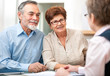 Foto: Senior couple discussing financial plan with consultant Senior couple discussing financial plan with consultant
