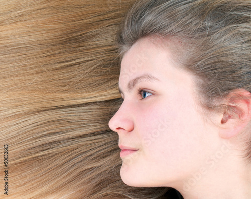 Photo: Junges Mädchen mit langen Haaren Junges Mädchen mit langen Haaren