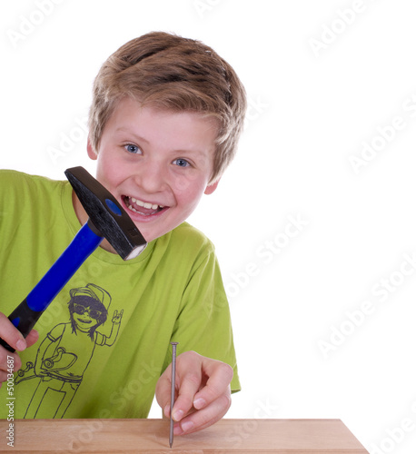 Photo: Junge mit Hammer und Nagel Junge mit Hammer und Nagel