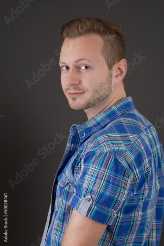 Photo: Schöner junger Mann mit blauen Augen in kariertem Hemd Schöner junger Mann mit blauen Augen in kariertem Hemd
