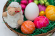 Schaf im bunten Osternest