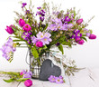 Herzliche Grüße mit lila und blauen Frühlingsblumen