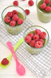 Matcha Pudding mit Himbeeren