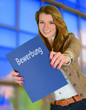 Junge Frau mit Bewerbungsmappe