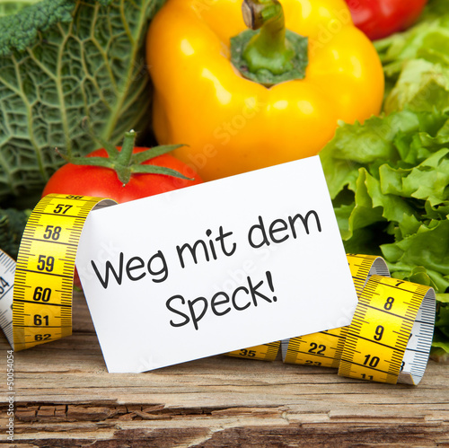 Photo: Gemüse auf Holz mit Zettel und Maßband WEG MIT DEM SPECK! Gemüse auf Holz mit Zettel und Maßband WEG MIT DEM SPECK!