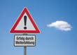 Achtung Schild mit Wolke ERFOLG DURCH WEITERBILDUNG