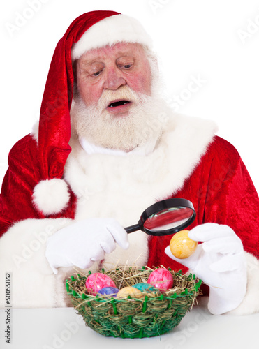 Photo: Weihnachtsmann betrachtet verwundert Ostereier Weihnachtsmann betrachtet verwundert Ostereier