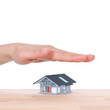 Schützende Hand über Haus