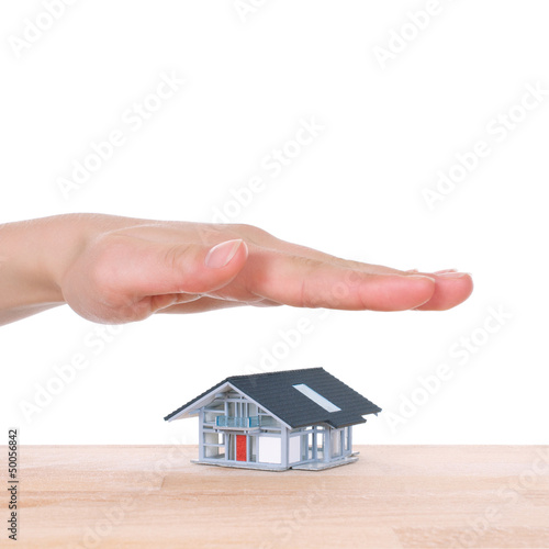 Photo: Schützende Hand über Haus Schützende Hand über Haus