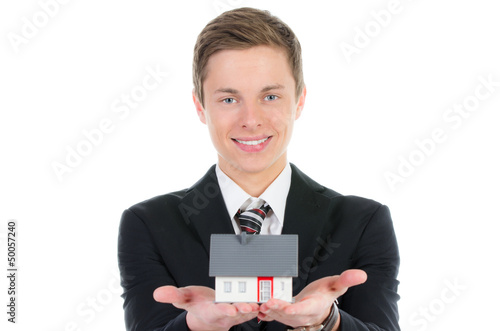 Photo: businessman präsentiert miniaturhaus businessman präsentiert miniaturhaus
