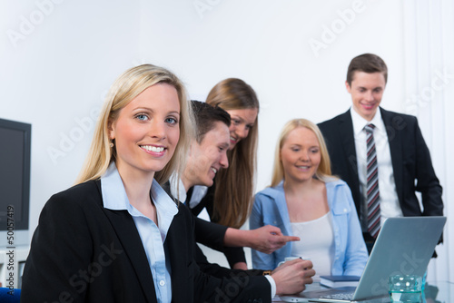 Photo: junge angestellte in einer teambesprechung junge angestellte in einer teambesprechung