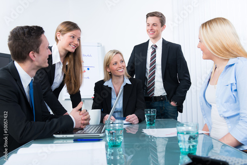 Photo: geschäftsleute sitzen in einem meeting geschäftsleute sitzen in einem meeting