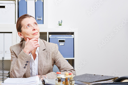 Photo: Nachdenkliche Frau im Büro Nachdenkliche Frau im Büro