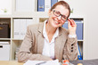 Photo: Kurzsichtige Frau mit Brille im Büro Kurzsichtige Frau mit Brille im Büro