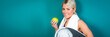 sportliche junge frau mit personenwaage