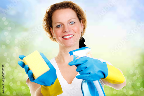 Photo: hausfra mit sprühflasche und schwamm hausfra mit sprühflasche und schwamm