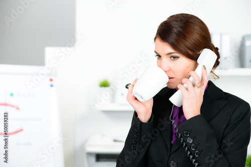 Photo: junge frau telefoniert während der pause junge frau telefoniert während der pause