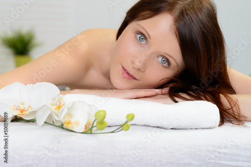 Photo: brünette junge frau bei der massage brünette junge frau bei der massage
