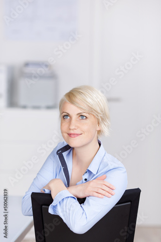 Photo: lächelnde blonde frau am arbeitsplatz lächelnde blonde frau am arbeitsplatz