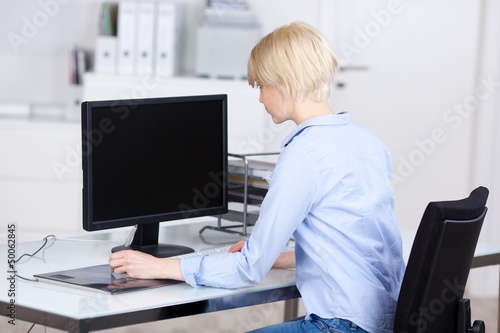 Photo: frau arbeitet am pc frau arbeitet am pc