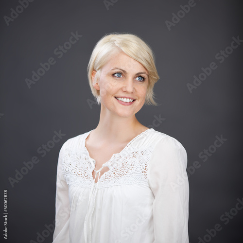 Photo: optimistische junge frau optimistische junge frau