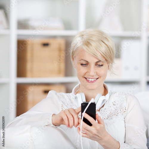Photo: frau hört musik mit ihrem handy frau hört musik mit ihrem handy