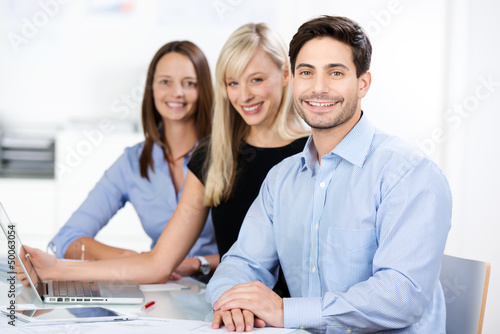 Photo: kompetentes team im büro kompetentes team im büro
