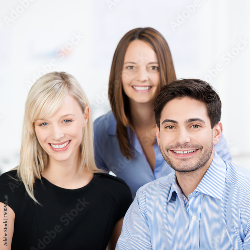 Photo: lächelndes team im büro lächelndes team im büro
