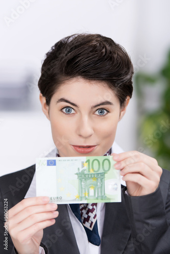 Photo: frau zeigt 100 euro geldschein frau zeigt 100 euro geldschein
