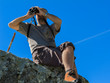 montagnard observant la nature dans les alpes