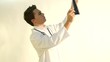medico mirando radiografia
