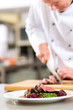 Foto: Chef in restaurant kitchen preparing food Chef in restaurant kitchen preparing food