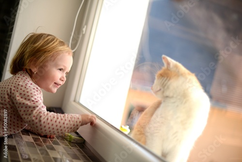 Photo: bébé avec chat bébé avec chat