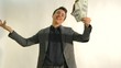Video: hombre quemando dinero hombre quemando dinero