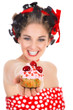 Photo: Hübsche Frau im Pin Up Style lacht mit Cupcake Hübsche Frau im Pin Up Style lacht mit Cupcake