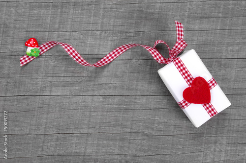 Photo: Ein liebevoll verpacktes Geschenk zum Geburtstag mit Herz Ein liebevoll verpacktes Geschenk zum Geburtstag mit Herz