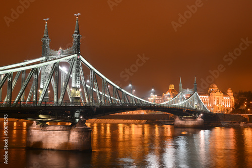 Photo: Pont de la Liberté de nuit à Budapest Pont de la Liberté de nuit à Budapest