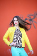 Photo: Junge Frau mit farbenfrohem outfit Junge Frau mit farbenfrohem outfit
