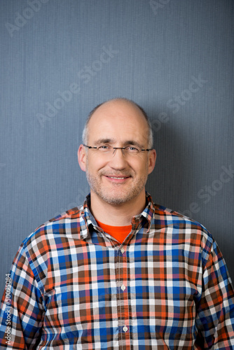 Photo: portrait vor grauer wand portrait vor grauer wand