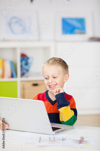 Photo: kleiner junge hat spaß am computer kleiner junge hat spaß am computer