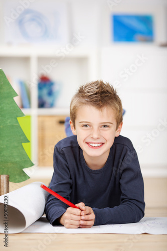 Photo: schulkind schreibt wunschzettel an das christkind schulkind schreibt wunschzettel an das christkind