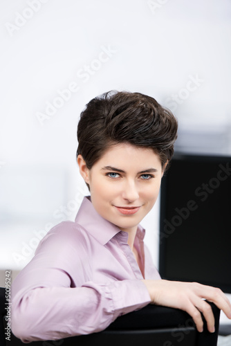 Photo: selbstbewusste frau am arbeitsplatz selbstbewusste frau am arbeitsplatz