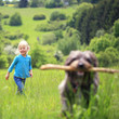 Mädchen spielt mit Hund
