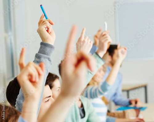 Photo: Schüler heben Hände im Unterricht Schüler heben Hände im Unterricht